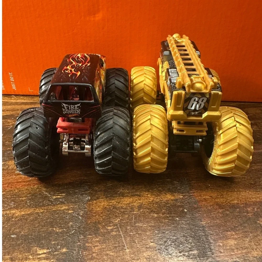 Monster Jam Fire Starter & 5 Alarm Truck Gold Fire Truck 1:64  Hot‎ Wheels Set 2